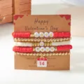 Valentijnsdag armbandenset met rode polymeerkralen en LOVE-letters - 4-delige Armbanden Set - Kalender Hanger Stijl