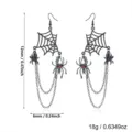 Gros plan de boucles d'oreilles gothiques en toile d'araignée avec araignées et chaînes - Style Tassel Toile d'Araignée (ER26Y0352)