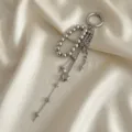 Vista dettagliata del ciondolo per borsa in argento con cuore e stelle su raso - Stile Stella con Nappa Argento (XK26Y0512)