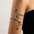 Dettaglio di un bracciale da braccio in cristallo con filo a spirale e fiori iris - Bracciale da Braccio in Cristallo Floreale Stile Dark (16)