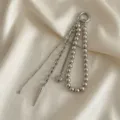 Dettaglio di ciondolo per borsa argento multifilo con cuore e perle metalliche - Stile Nappa Multistrato Argento (XK26Y0515)