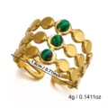 Nahaufnahme eines vergoldeten Edelstahlrings mit Malachiteinlagen und genauen Maßen. - 1.8cm / Malachit 3-Reihig