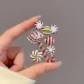 Vue détaillée d'une broche de Noël festive avec des bonbons en émail rouge et vert - Y0005-3 Broche Canne en Sucre