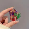 Détail d'une broche en émail en forme de boîte cadeau de Noël avec des strass brillants - Y0005-4 Broche Boîte Cadeau de Noël
