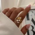 Set aus gestapelten goldenen Edelstahlringen mit glänzenden klaren CZ-Stein-Inlays - Mehrlagiger Kurvenstil (Y01434)