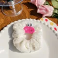 Coletero de peluche de monstruo blanco con ojos grandes divertidos y boca de felpa rosa - Estilo Boca de Salchicha / Boca de Salchicha Blanco
