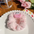 Coletero de peluche rosa de monstruo con ojos grandes presentado en un plato blanco - Estilo Boca de Salchicha / Boca de Salchicha Rosa