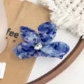Elegante pinza de pelo flor de acetato azul con un detalle de cristal brillante - 9.5cm / Azul Metálico