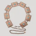 Dettaglio cintura a catena boho con pietre turchesi e eleganti decori incisi - Stile Turchese Quadrato Rame Vintage (22)