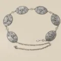 Cadena de cintura de metal plateado estilo bohemio con placas talladas de flores y toros - Plateado