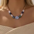 Vintage böhmische unregelmäßige Acryl-Perlenkette mit blau-weißen Steinen an weiblichem Model - Mischblau (NC26Y0490-1)