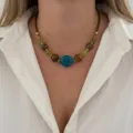 Böhmische Retro-Halskette mit unregelmäßigen grünen, braunen und blauen Acrylperlen - Pfauenblau (NC26Y0490-3)
