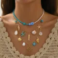 Vista dettagliata della collana a strati con ciondoli a stella marina e conchiglie - Collana Singola