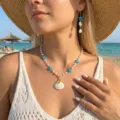 Vista dettagliata del set di gioielli da spiaggia con perle stella marina e conchiglie - Parure collana e orecchini