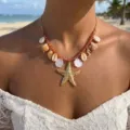Vista dettagliata della collana a tema oceano con ciondoli a stella marina e conchiglie - Collana Singola