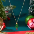 Nahaufnahme einer Halskette mit Weihnachtsbaumanhänger, roter Perle und Stern. - Barock Grünperlen Baum Stil (NC26Y0437-2)