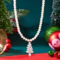 Elegante Halskette mit Weihnachtsbaum-Perlenanhänger vor festlichem Weihnachtshintergrund - Barock Weißperle Mit Farbigen Strasssteinen (NC26Y0437-3)