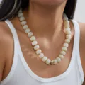Dettaglio di collana in acrilico fatta a mano con perle effetto marmo crema e accenti dorati. - NC26Y0295-3 Bianco Sporco