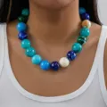 Collier de perles en acrylique bleu et vert à texture marbrée sur mannequin. - NC26Y0294-2