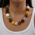 Collier de perles acryliques colorées dopamine avec textures mixtes et tons ambre - NC26Y0294-3