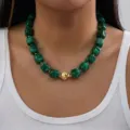 Élégant collier de perles carrées texture malachite verte avec perle dorée centrale - NC26Y0296-2 Vert Paon