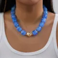 Collier fait main en perles d'acrylique marbré bleu avec centre doré sur un modèle - NC26Y0296-3 Bleu Ciel