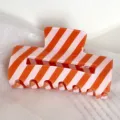 Pinza de pelo de verano con rayas naranjas y rosas en material de PVC minimalista - Cuadrado / Naranja