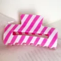 Pinza de pelo a rayas rosas y blancas con un diseño sencillo de pinza de tiburón - Cuadrado / Fucsia