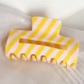 Elegante molletta per capelli in PVC a righe gialle e rosa, pinza a squalo minimalista - Cubo / Giallo
