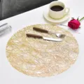Dettaglio tovaglietta traforata oro, tappetino floreale stile europeo per decorazione. - Farfalla e Fiore / Oro