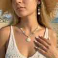 Primo piano del set di collana e orecchini estivi da spiaggia con varie conchiglie - Parure collana e orecchini