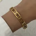 Nahaufnahme eines vergoldeten Edelstahl-Armreifs mit marquiseförmigen Kristallakzenten. - Gold (Böser Blick Stil)