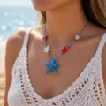 Vista dettagliata della collana estiva con pendenti a stella marina e pesce su modella - Parure collana e orecchini