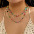 Détail d'un collier vibrant à deux couches en pierres colorées avec chaîne dorée - NC26Y0292-3