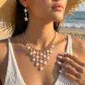 Primo piano del set collana e orecchini con nappe a stella marina in stile spiaggia - Parure collana e orecchini