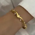 Detailansicht eines goldfarbenen Edelstahlarmbands mit eleganten kleinen Kristallen - Runder Strass (BR26Y0312-2) / Gold (Kleiner Strass Wellenförmiger Stil)
