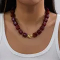 Collier choker rétro en perles d'acrylique bordeaux marbré avec perle centrale dorée - NC26Y0296-5 Rouge Foncé