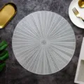 Tovaglietta rotonda in PVC cavo con elegante motivo radiante, tappetino termoisolante. - Diametro 38cm / Argento