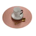 Nahaufnahme Detail einer roségoldenen runden hohlen PVC-Tischset mit Kaffeetasse und Löffel. - Roségold