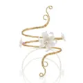Elegante bracciale da braccio in filo dorato con fiori bianchi e perle - Bracciale da Braccio Floreale (12) / Oro