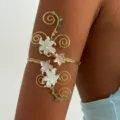 Elegante bracciale da braccio a fiori in filo d'oro con petali e perle verdi accento - Bracciale da Braccio Floreale Multistrato (10) / Blu