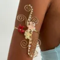 Elegante bracciale da braccio floreale dorato con accenti di perle e fiori colorati da donna - Bracciale da Braccio Floreale Multistrato (11) / Colorato