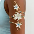 Bracciale da braccio floreale color oro con gigli bianchi e perline di cristallo blu - Bracciale da Braccio Blu Oro (9)