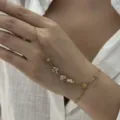 Bracelet bague en acier inoxydable doré avec breloques étoile et cœur en zircon - Style Cluster de Fleurs Multi-Éléments (BR26Y0294)