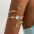 Bracciale a spirale dorato con ciondoli a fiore rosa e eleganti perle bianche - Bracciale da Braccio in Perle Floreali Rosa Bianco (20)