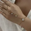 Élégant bracelet de main en acier inoxydable doré avec des pierres en zircone cubique carrées. - Style Strass Carré Épuré (BR26Y0299)