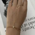 Élégant bracelet de doigt en acier inoxydable doré orné de zircons scintillants raffinés - Style Double Rond Minimaliste (BR26Y0300)