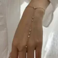 Bracelet de doigt élégant en acier inoxydable doré avec des pierres en zircone - Style Chaîne de Main Mince Minimaliste (BR26Y0304)