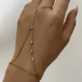 Chaîne de main en acier doré avec quatre accents de zircone étincelants sur main - Style Strass Rond Sertissage Clos (BR26Y0306)