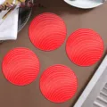 Set of 4 red round PVC coasters with modern curved texture, heat resistant and anti-slip. - Diameter 10cm / Red